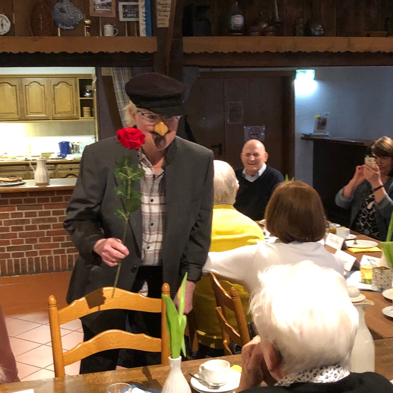 Der Bachelor mit Rose in der Hand