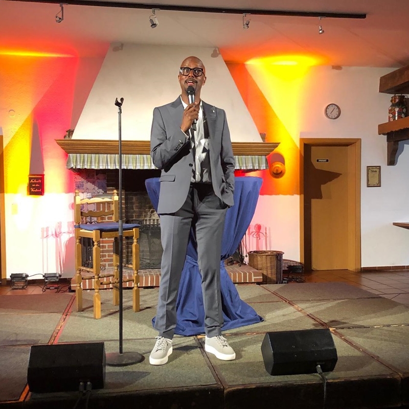 Yared Dibaba auf der Bühne im Hof Kleiberg